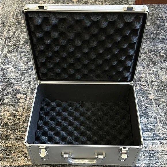 Air Jordan Metallic Silver Carrying Case - Picture 5 of 6